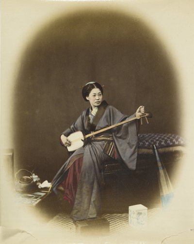 Shamisen oynayan kadın (el boyaması s/b fotoğraf) by Japanese Photographer