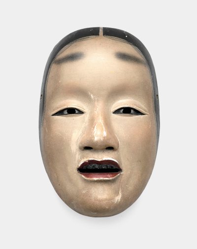 Saç, gözler ve dişler için sumi ve dudaklar için kırmızı ile boyanmış gofun zeminli ahşap bir maske by Japanese School