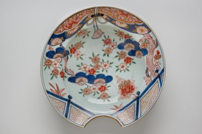 Berber Kasesi, 18. yüzyılın başları (Arita eşyası, sır altı mavisi ve sır üstü emayeli porselen) by Japanese School