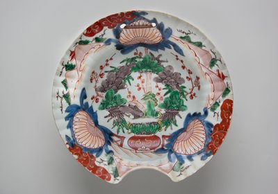 Berber Kasesi, 18. yüzyılın sonları (Arita eşyası, sır altı mavisi ve sır üstü emayeli porselen) by Japanese School