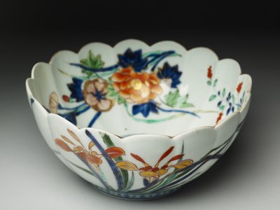 Kenarları oluklu, kenarları dalgalı kase, ko-İmari malı, c.1770-20 (mavi sır altı ve sır üstü emaye toprak kap) by Japanese School