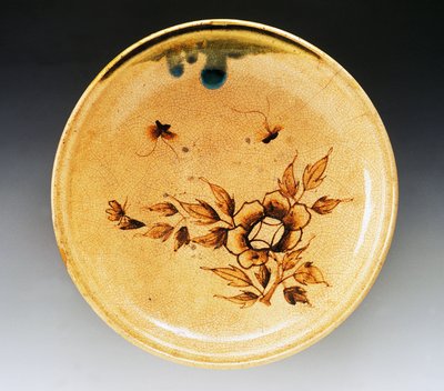 İki kelebek ve şakayıkla süslenmiş emaye seramik tepsi, 18. yüzyıl sonu- 19. yüzyıl başı, Seto üretimi, çap 34 cm, Japon uygarlığı, Edo dönemi by Japanese School