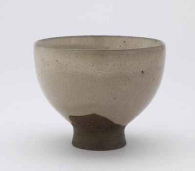 Goki şeklinde Inkyuzan eşya çay kasesi, baskılı şifreli, Çay kasesi (gokijawan), c.1804-25 (pirinç kabuğu-kül sırlı taş eşya) by Japanese School