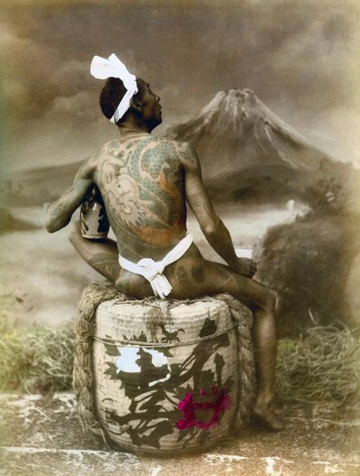 Japonya: Tüm vücudu dövmeli Japon erkek, 19. yüzyıl sonu, 1890