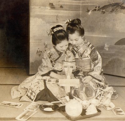 Stereografik kartlarla bir stereoskop görüntüleyici kullanan Japon kızlar, 1899 by Japanese School