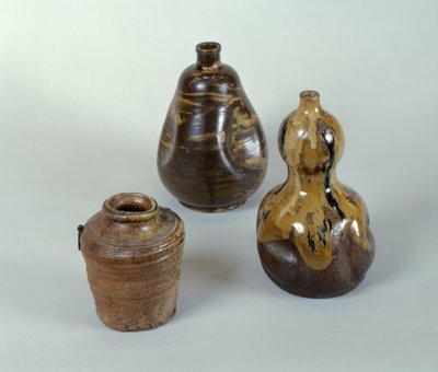Kavanoz, Sake Şişe ve Seramik Kabak (porselen, seramik, bronz ve emaye) by Japanese School