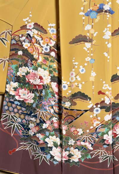 Kimono Furisode (kolları kabaran), evli olmayan genç kadınların zarif davetlerde giydiği ve Maiko (çırak Geyşa), Pürüzsüz ipek, bitkisel motifler, dalgalanan kurdeleler, Kaga-Yuzen boyama, Tokamachi dokuma fabrikaları, Japon uygarlığı, 20. yüzyıl by Japanese School