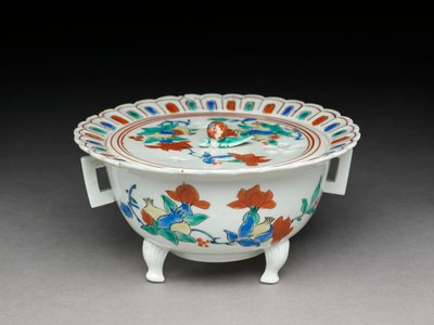 Düz kapaklı Koro kase, Kakiemon ile ilgili mal, 1680-1700 (emaye sırlı toprak kap) by Japanese School