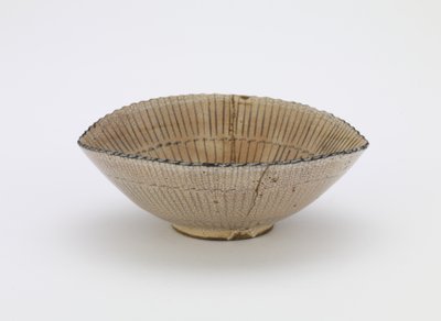 Kiyomizu işaretli saz şapka şeklinde Kyoto ware bireysel Servis kasesi, Bireysel Servis kasesi (mukozuke), 17. yüzyıl sonu (yarı saydam beyaz sır altında demir pigmentli taş, altın cila onarımları) by Japanese School