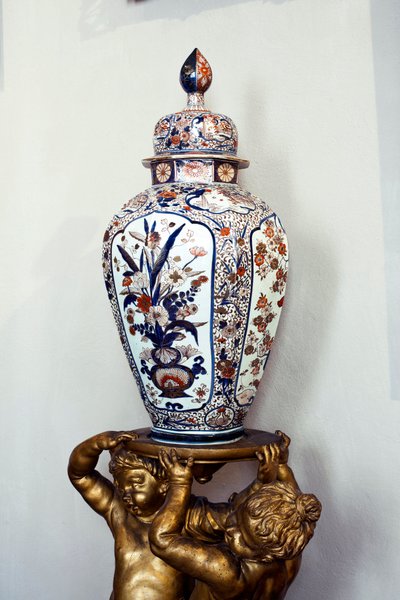 Edo döneminden, Genroku döneminden kapaklı büyük Japon vazosu. 1688-1703. Maria Brignole Sale (Brignole-Sale) De Ferrari, Düşes de Galliera (1811-1888) dairelerinde, mobilyalar Paris