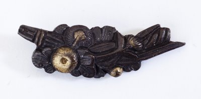 Çiçek aranjmanı şeklinde Menuki veya tutma süsü (yaldızlı bakır-altın alaşımı) by Japanese School