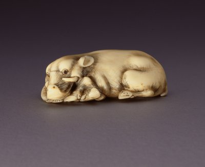 Bir uzanmış yaban domuzu tasvir eden Netsuke, c. 1750-80 (narwahl boynuzu) (ayrıca bkz. 210190) by Japanese School