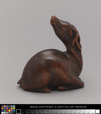 Netsuke, 19. yüzyılın ortalarında geyik olarak modellenmiştir (Fildişi) by Japanese School