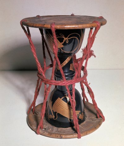 Otsuzumi: kum saati şeklindeki Japon davulu by Japanese School