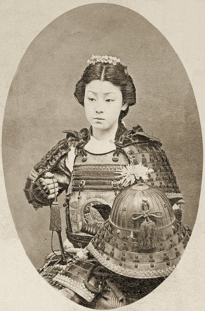 Saçında çiçekler olan bir kadın savaşçının portresi, 1895 dolayları by Japanese School