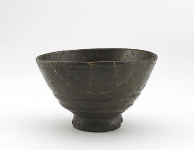 Gibori Irabor stilinde Rakuzan çay kasesi, 18. yüzyılın başları (dişli sırlı seramik, altın cila onarımları) by Japanese School