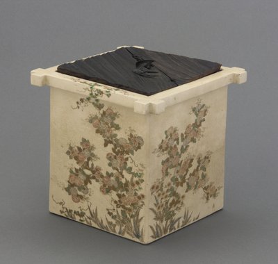 Kuyu bordür şeklinde Satsuma ware çay töreni su kavanozu, Çay töreni su kavanozu (mizusashi) by Japanese School