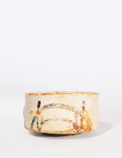 Alçak tabanlı Shino Chawan çay kasesi, Momoyama Dönemi (sırlı taş eşya) by Japanese School