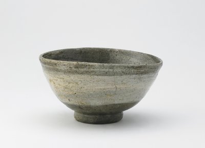 Çay kasesi, hakeme tipi, Edo dönemi, 18.- 19. yüzyıl (berrak sır altı fırçalı beyaz astarlı seramik) by Japanese School