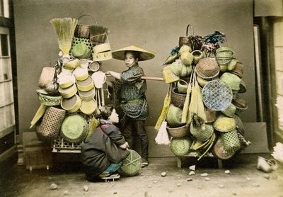 Sepet satıcısı, c.1888 (el renkli Albümen fotoğrafı) by Japanese School