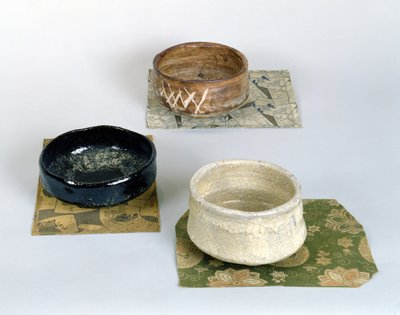 Çay törenleri için kullanılan üç chawan, c.1800 (seramik) by Japanese School