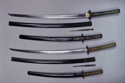 Üstte: bir katana, Japon kılıcı ve kılıfı, wakizashi, kınında Japon kısa kılıcı, aynı kın içinde küçük Kokatawa hançeri duruyor. üçü de 18. yüzyıldan. alttakiler 17. yüzyıldan. by Japanese School
