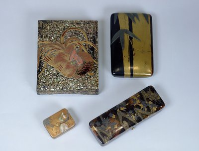Bir horozla süslenmiş yazı kutusu, bambu tasarımlı yazı kutusu ve Ogata Korin