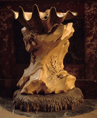 Jean Baptiste Pigalle (1714-1785) 1745 Paris, Church Saint Sulpice tarafından gerçekleştirilen kaya üzerinde bir kabuğun Benitier şekli. by Jean Baptiste Pigalle