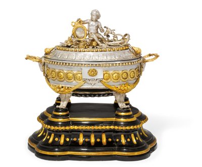 Çorba kasesi, kapak ve sehpa, Malines, c.1780 (yaldızlı metal ve gümüş) (ayrıca bkz. 430298) by Jean Corneille Hendrickx