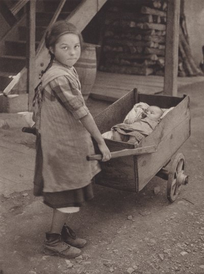 İsviçre: The Simple Life, ilkel bir bebek arabası (s/b fotoğraf) by Jean Gaberell