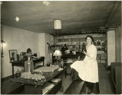 Ann Haviland, parfümeri, c.1915-28 by Jessie Tarbox Beals