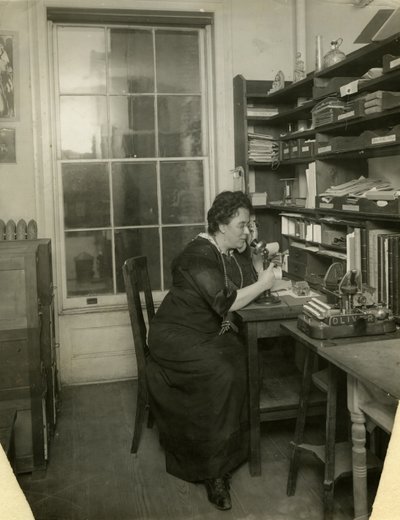 Stüdyosunda Beals, c.1912-18 (jelatin gümüşü fotoğraf) by Jessie Tarbox Beals