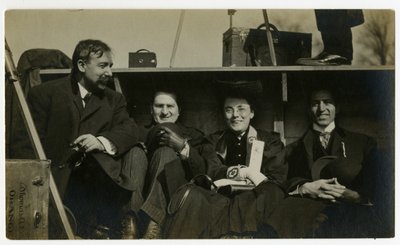 Arabanın arkasında tatilde Beals, c.1905-40 (jelatin gümüşü fotoğraf) by Jessie Tarbox Beals