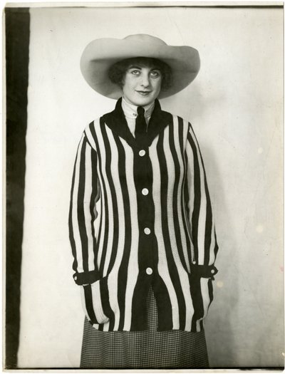 Blazer kazak ve keçe şapka, Forsythe, c.1905-18 (jelatin gümüşü fotoğraf) by Jessie Tarbox Beals