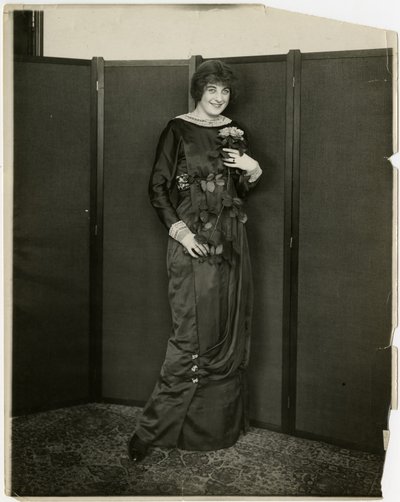 Elbise, dökümlü, Gimbels, c.1905-18 (jelatin gümüşü fotoğraf) by Jessie Tarbox Beals
