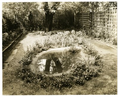Garden of Mrs WH Wells 265 W 11th, Greenwich Village, New York, ABD, c.1936-37 (jelatin gümüşü fotoğraf) by Jessie Tarbox Beals
