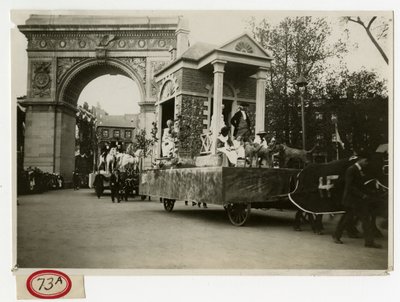 Tarihi Geçit Töreni Colonial Home Float No 27 by Jessie Tarbox Beals