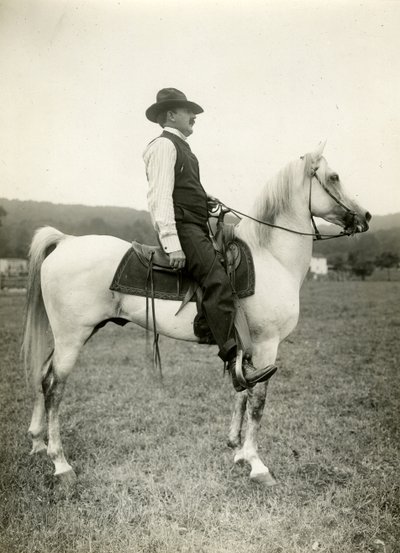 Arap atı üzerinde Homer Davenport karikatüristi, c.1905-12 (jelatin gümüşü fotoğraf) by Jessie Tarbox Beals