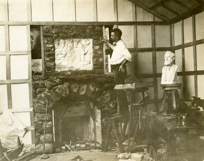Karl Bitter (heykeltıraş) şöminesini kendisi yapıyor, c.1905-15 (jelatin gümüşü fotoğraf) by Jessie Tarbox Beals