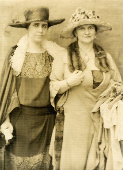 Bayan Coolidge ve arkadaşı Frances Parkinson Keyes by Jessie Tarbox Beals