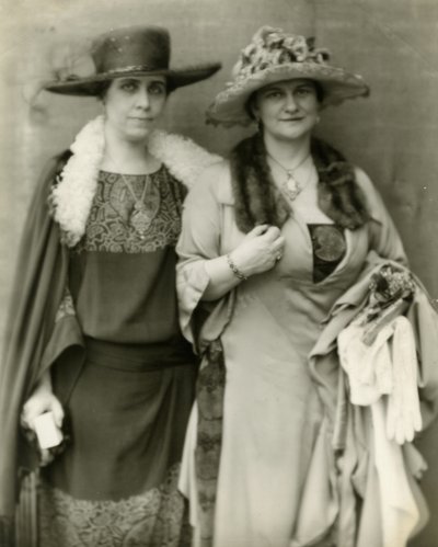 Bayan Coolidge ve arkadaşı Bayan Frances Parkinson Keyes, 1924 by Jessie Tarbox Beals