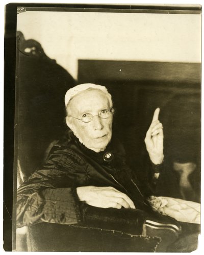 Mrs Mary Moore, Brookline, Mass 91 yaşında Reciting ballad, c.1905-27 (jelatin gümüşü fotoğraf) by Jessie Tarbox Beals