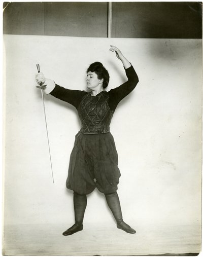 Eski model, c.1905-18 (jelatin gümüşü fotoğraf) by Jessie Tarbox Beals