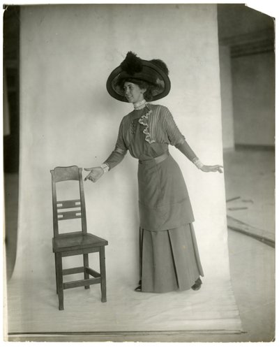 "Lütfen oturun" Bacakların, kolların ve ellerin doğru duruşu, c.1905-18 (jelatin gümüşü fotoğraf) by Jessie Tarbox Beals