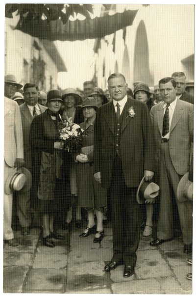 Başkan Hoover - Bayan Hoover elinde buket, c.1928-32 by Jessie Tarbox Beals