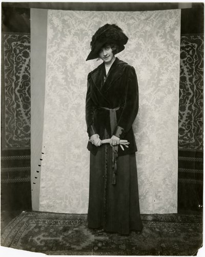 Akordeon pilili etekli kırmızı kadife takım elbise, Arnold & Constable, c.1905-18 (jelatin gümüşü fotoğraf) by Jessie Tarbox Beals