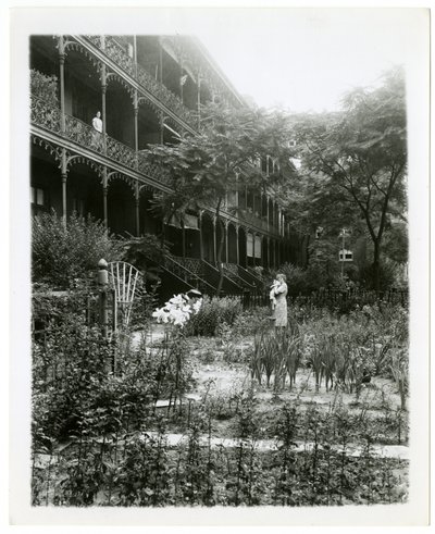 Rhinelander House bahçeleri, W 11th St , Greenwich Village, New York, ABD, c.1905-38 (jelatin gümüşü fotoğraf) by Jessie Tarbox Beals