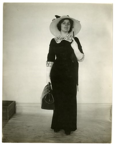 Çanta ve şemsiye taşımanın doğru yolu, c.1905-18 by Jessie Tarbox Beals