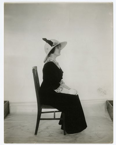 Bir sandalyede oturmanın doğru yolu, c.1905-18 (jelatin gümüşü fotoğraf) by Jessie Tarbox Beals