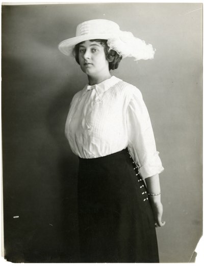 İpek bluz ve beyaz şapka, McCreery"ler, c.1905-18 by Jessie Tarbox Beals